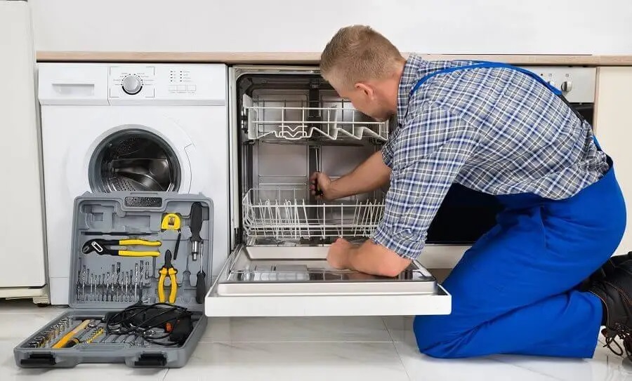 Gümüşova Whirlpool servisi teknisyen ekibi beyaz eşya tamiri yaparken